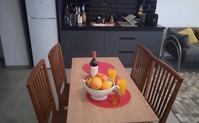 Lovely Garden Flat In Tel Aviv
